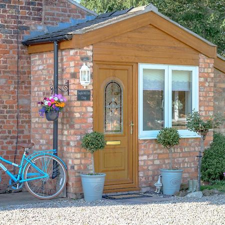 Saughall Mill Farm Cottage Честер Экстерьер фото